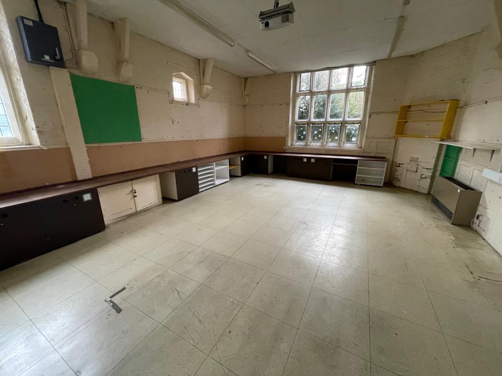 Lot: 51 - FORMER SCHOOL BUILDING WITH POTENTIAL OVERLOOKING THE GREEN - 